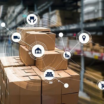 Magazyn hurtowy przyszłości z robotem sortującym produkty, ekranem z analizą danych i panelem AI