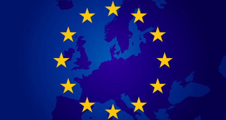 Flaga Unii Europejskiej na tle kontynentu Europy